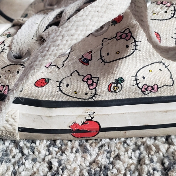Hello Kitty × Converse Sneakers with Apple Accents - Picture 5 of 11